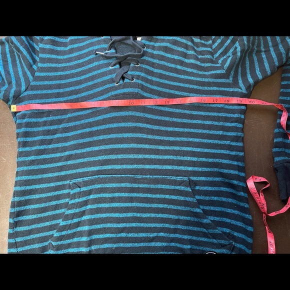 ๐
ก๐
๐
ง๐
จ ออStriped Surfer Hoodie - Picture 4 of 6